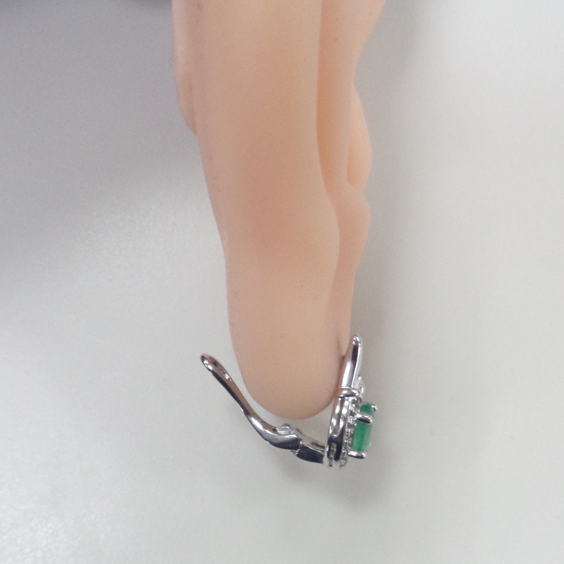 Серебряные серьги с изумрудами